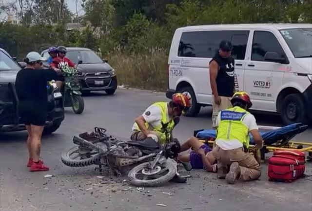 Paramédicos atendieron al lesionado en el lugar del accidente.