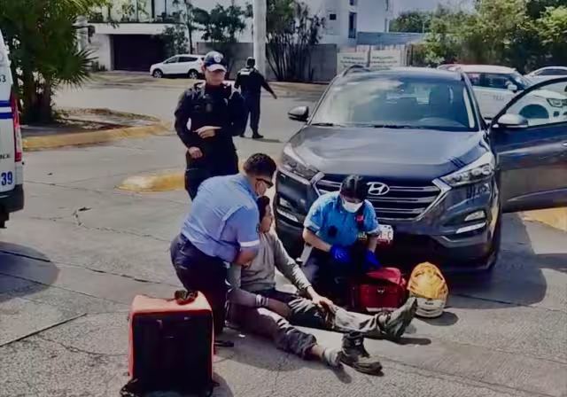 El motociclista después de ser atendido por los paramédicos y con ayuda logró recuperarse y ponerse de pie