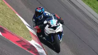 La carrera se inclusive se llevaría a cabo aún bajo la lluvia, sin embargo, podría posponerse únicamente por encharcamientos en la pista