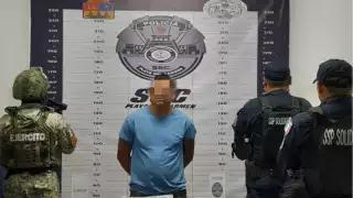 Detienen a presunto narcomenudista con armas en la colonia El Tesoro de Playa del Carmen