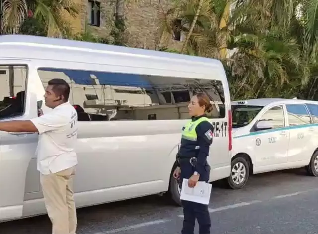 Un conductor de una camioneta Toyota Avanza provocó un choque tipo “dominó” que afectó a cuatro vehículos estacionados en la colonia Ejido, en Playa del Carmen.