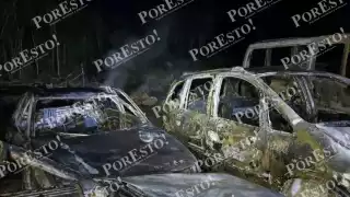Algunos autos quedaron reducidos a la mina debido al fuego que se presentó