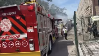 Se incendia predio baldío en Playa del Carmen y provoca pánico entre comerciantes
