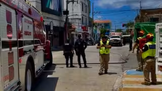 Se incendia transformador de la CFE en Playa del Carmen y provoca alarma en zona urbana