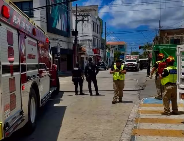 Fuego en transformador de la CFE moviliza a cuerpos de emergencia en Playa del Carmen