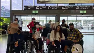 Luego de más de 15 horas de vuelo, la selección paralímpica de tiro con arco de México llegó sana y salva a Praga