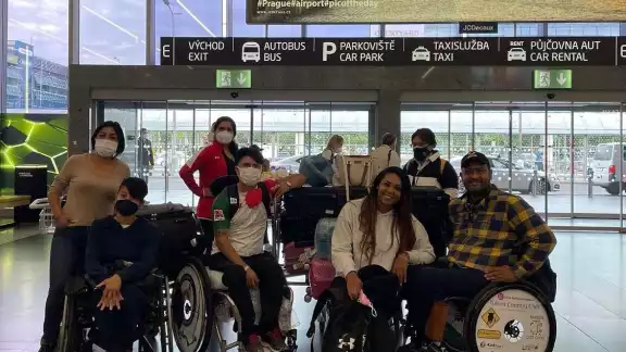 Luego de más de 15 horas de vuelo, la selección paralímpica de tiro con arco de México llegó sana y salva a Praga Luego de más de 15 horas de vuelo, la selección paralímpica de tiro con arco de México llegó sana y salva a Praga