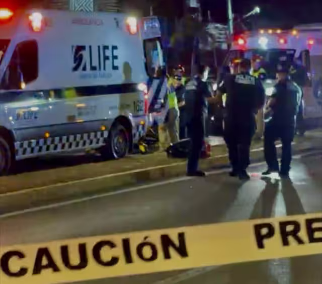 Paramédicos y elementos policiacos llegaron al lugar del accidente.