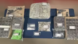 Capturan en Cancún a taxista con armas, marihuana y chocolates con THC