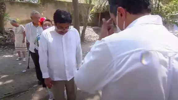 Carlos Joaquín fue captado por las cámaras mientras se limpiaba la cara en medio de la ceremonia
