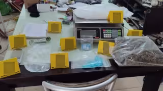 Los paquetes asegurados en la vivienda de Playa del Carmen donde se realizó el cateo, fueron llevados a la FGE Quintana Roo