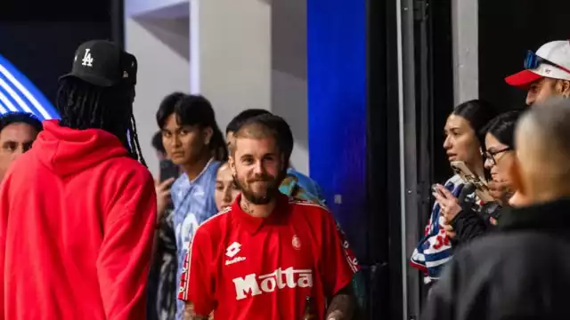 Bebió, cantó y bailó