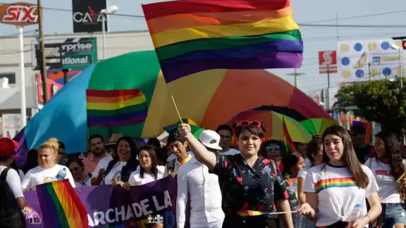 Las modificaciones aprobadas establecen que el matrimonio sea la unión de dos personas y no sólo entre un hombre y una mujer Las modificaciones aprobadas establecen que el matrimonio sea la unión de dos personas y no sólo entre un hombre y una mujer