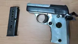 Fue encontrada un arma corta con una cargador abastecido con 7 cartuchos útiles