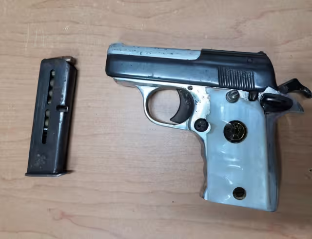 Fue encontrada un arma corta con una cargador abastecido con 7 cartuchos útiles