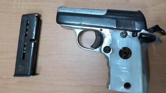 Fue encontrada un arma corta con una cargador abastecido con 7 cartuchos útiles