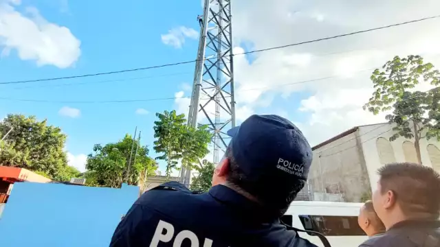 Detienen a ebrio que realizaba tiros desde una antena realizaba tiros en Cancún