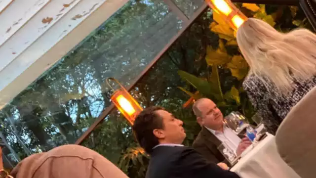 Emilio Lozoya fue captado en un restaurante con todo y brazalete