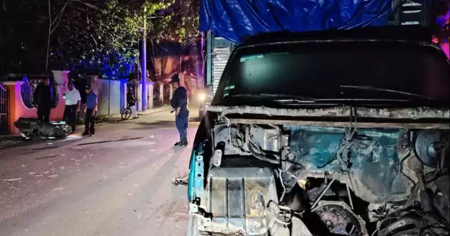 En aparente estado de ebriedad, motociclista muere tras impactar camioneta estacionada