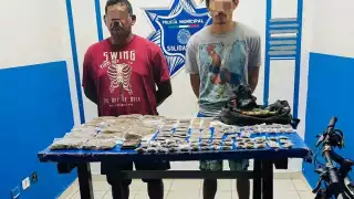 Más de 200 bolsas con posible marihuana fueron aseguradas junto con dos hombres