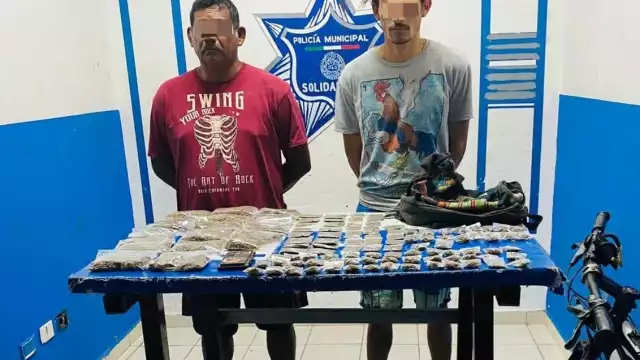 Más de 200 bolsas con posible marihuana fueron aseguradas junto con dos hombres