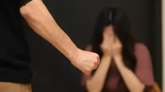 Luego de ser golpeada, la mujer acudió a denuncias a su pareja ante la FGE Yucatán, además de que el hombre fue detenido Luego de ser golpeada, la mujer acudió a denuncias a su pareja ante la FGE Yucatán, además de que el hombre fue detenido