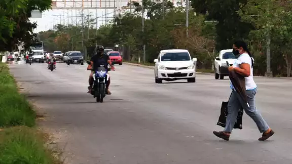 En esta zona de la ciudad en particular es común ver a la gente caminar entre los autos