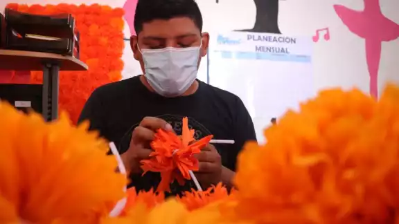 Ceh Dzul indicó que comenzó en su adolescencia a realizar pequeñas flores con papel crepé Ceh Dzul indicó que comenzó en su adolescencia a realizar pequeñas flores con papel crepé