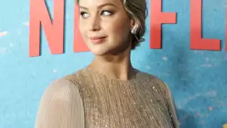 Jennifer Lawrence presume embarazo en premiere de No Mires Arriba