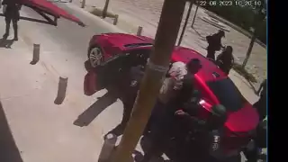 En el video se aprecia el uso de la fuerza de los agentes