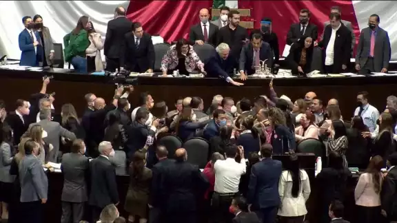 Diputados de Morena tomaron la tribuna para evitar que los opositores hicieran lo mismo Diputados de Morena tomaron la tribuna para evitar que los opositores hicieran lo mismo
