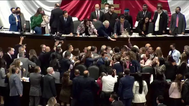 Diputados de Morena tomaron la tribuna para evitar que los opositores hicieran lo mismo