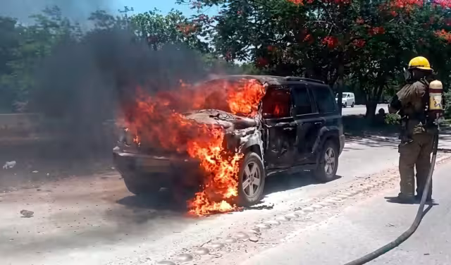Mujer al volante se incorpora en el Periférico y causa colisión con camioneta de transporte colectivo