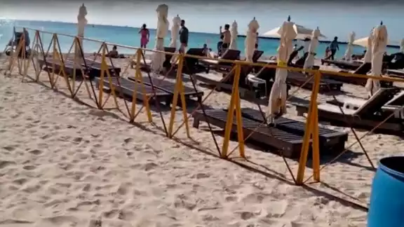 El bloqueo del arenal hecho por el club de playa fue de metro y medio de distancia desde su último camastro en la Riviera Maya El bloqueo del arenal hecho por el club de playa fue de metro y medio de distancia desde su último camastro en la Riviera Maya
