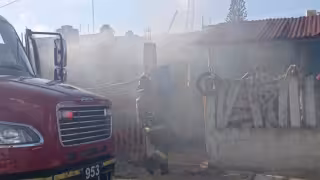 El incendio fue extinguido por los bomberos, y los habitantes de la casa siniestrada en la Región 103 de Cancún fueron revisados por paramédicos de la Cruz Roja