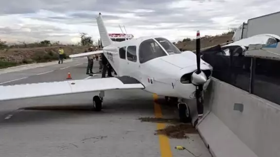 La avioneta aterrizó obstruyendo los carriles de alta velocidad reduciendo el flujo vial La avioneta aterrizó obstruyendo los carriles de alta velocidad reduciendo el flujo vial
