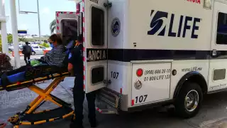 Paramédicos auxilian a turista en el Aeropuerto Internacional de Cancún