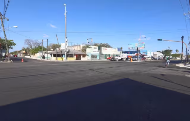 Estos trabajos de repavimentación complementan las obras de intervención vial que se realizan en el cruce conflictivo de avenida Jacinto Canek con calle 118-Prepa 2 de la Universidad Autónoma de Yucatán