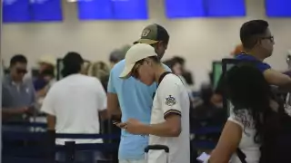 Turistas varados en el aeropuerto de Cancún por Huracán Milton; demora salida de unos 30 vuelos
