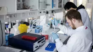 Crean vacuna contra tres tipos de cáncer y tiene resultados prometedores