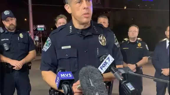 La policía dijo que respondió a varios disparos apenas antes de la 1:30 de la madrugada en el bullicioso centro de Austin La policía dijo que respondió a varios disparos apenas antes de la 1:30 de la madrugada en el bullicioso centro de Austin
