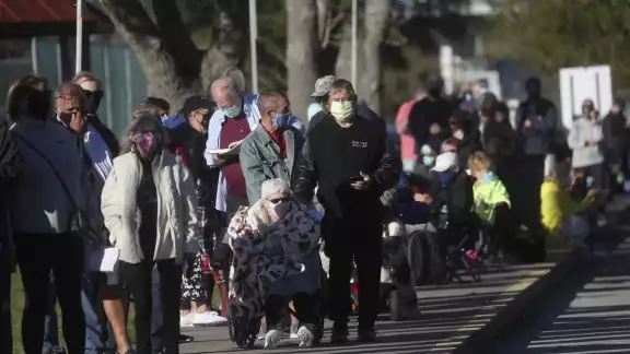 La mujer sufrió un infarto en la fila para recibir vacuna La mujer sufrió un infarto en la fila para recibir vacuna