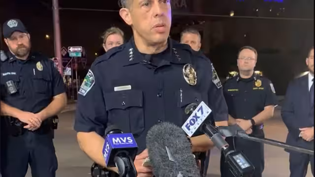 La policía dijo que respondió a varios disparos apenas antes de la 1:30 de la madrugada en el bullicioso centro de Austin