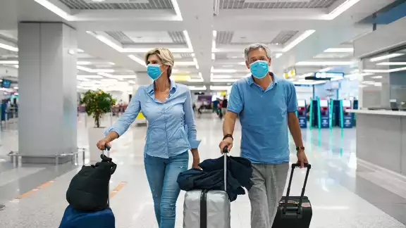 Los CDC mantienen activados diversos protocolos contra COVID-19 para viajeros. Foto: Especial 
