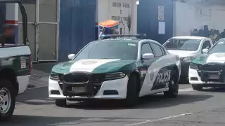 Captan en video a policías cuando compraban cervezas y subían a mujeres a una patrulla