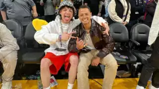 Peso Pluma y Chicharito en primera fila del partido de los Lakers