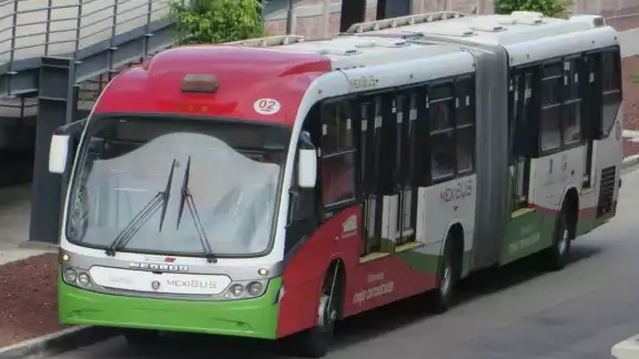 Un camión de Mexibus envistió a un motociclista Un camión de Mexibus envistió a un motociclista