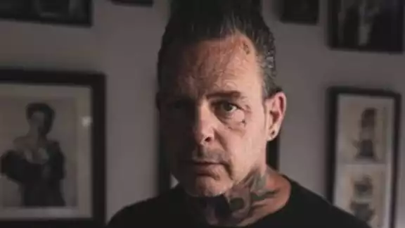 El Vampiro recordó que en sus inicios vivía en las calles de Hollywood debajo de un coche, robando para poder sobrevivir, El Vampiro recordó que en sus inicios vivía en las calles de Hollywood debajo de un coche, robando para poder sobrevivir,