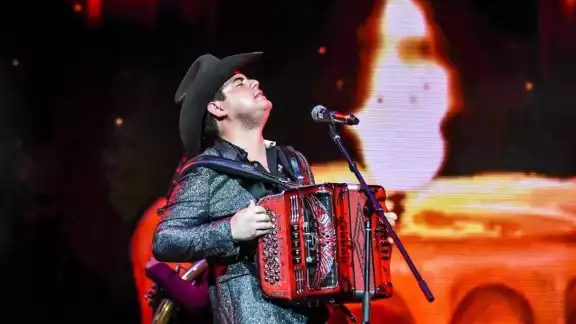 A Alfredo Olivas ha estado en la mira del narco por sus corridos