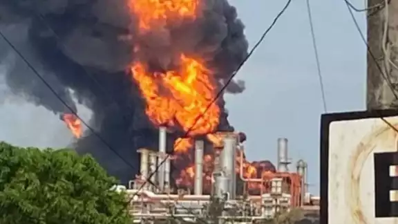 Incendio en refinería de Pemex en Minatitlán
